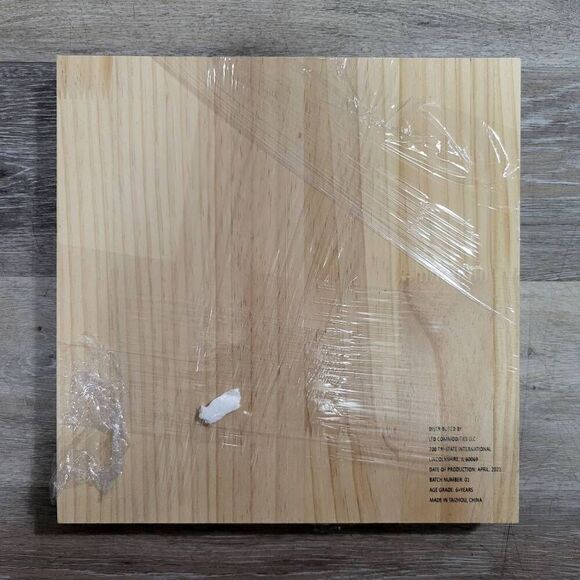 Christmas Board Game - Tic-Tac-Toe with Christmas Playing Pieces - Tree/Gifts - Picture 3 of 4